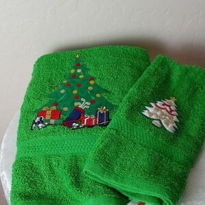 NWOT Everyday Living Green Towel Set With Embroidered Christmas Tree Patches